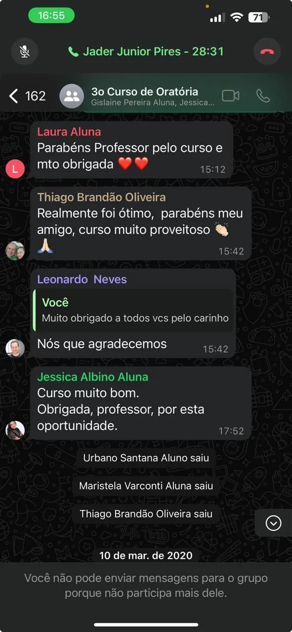 Alunos da terceira turma parabenizando o professor pelo curso