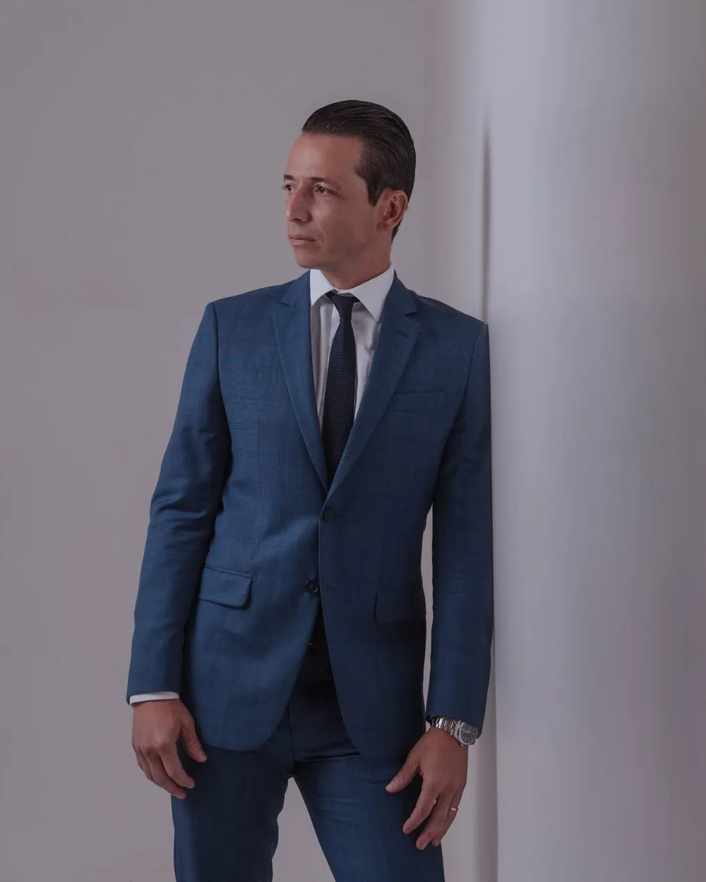 Breno Dores de terno azul, em pé
